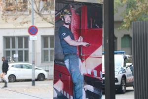 L'entorn del bomber mort a Vilanova i la Geltrú fa quatre anys es concentra a Interior i exigeix 