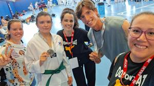 L'entrenadora Patricia Rubio amb alguns dels seus alumnes. Eix