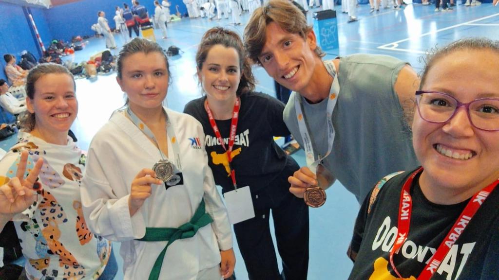 L'entrenadora Patricia Rubio amb alguns dels seus alumnes. Eix