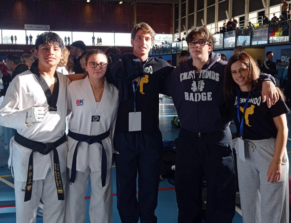 L'equip del Chois Vilanova amb l'entrenadora Patricia Rubio. Eix