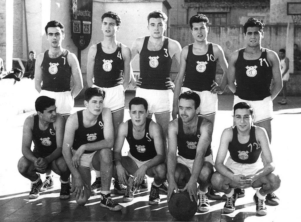 L'equip masculí del Casal al 1954 . Eix