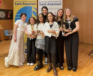 Les alumnes d’arpa del Conservatori de Vilanova i la Geltrú amb Esther Pinyol. Eix