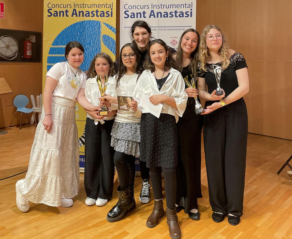 Les alumnes d’arpa del Conservatori de Vilanova i la Geltrú amb Esther Pinyol. Eix