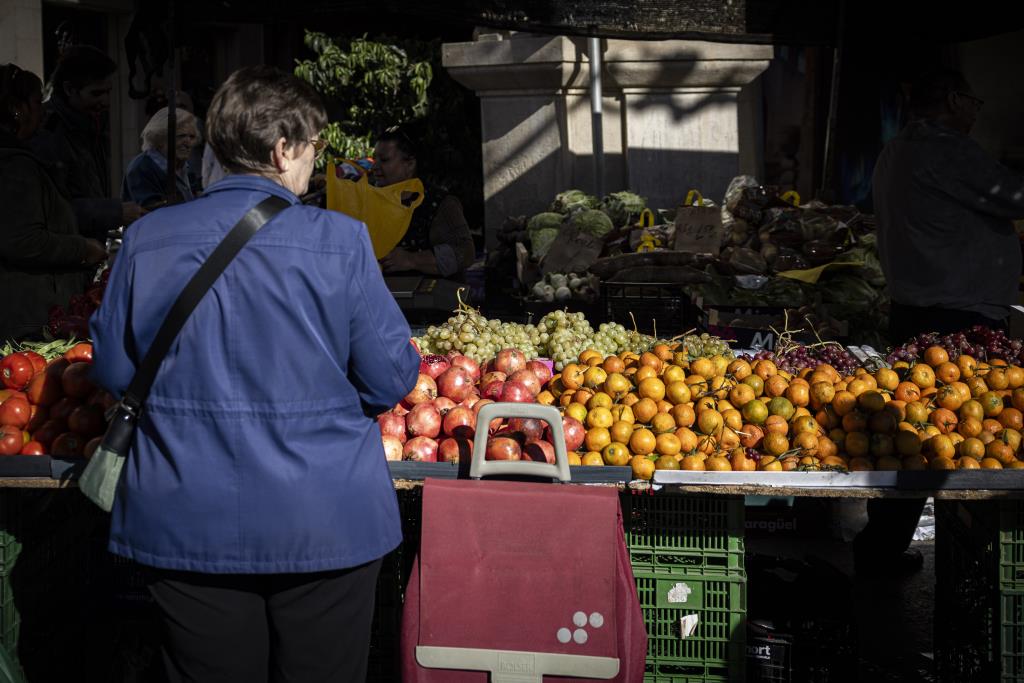 Les dones encara s’encarreguen de la compra en el 62% de les llars de les comarques de Barcelona. ACN