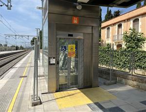 L’estació de la Granada continua sent inaccessible tot i la reforma milionària de 2023. PTP