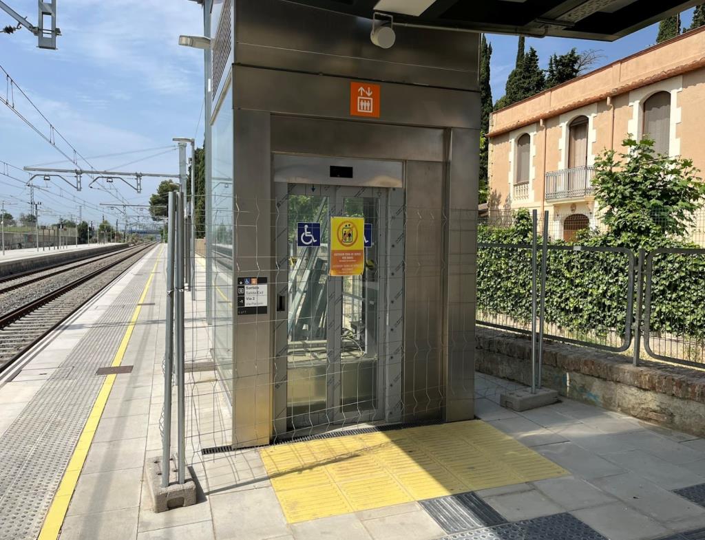L’estació de la Granada continua sent inaccessible tot i la reforma milionària de 2023. PTP