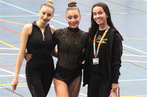 Lia de Botton i Georgina Escabrós amb la seva entrenadora. Eix