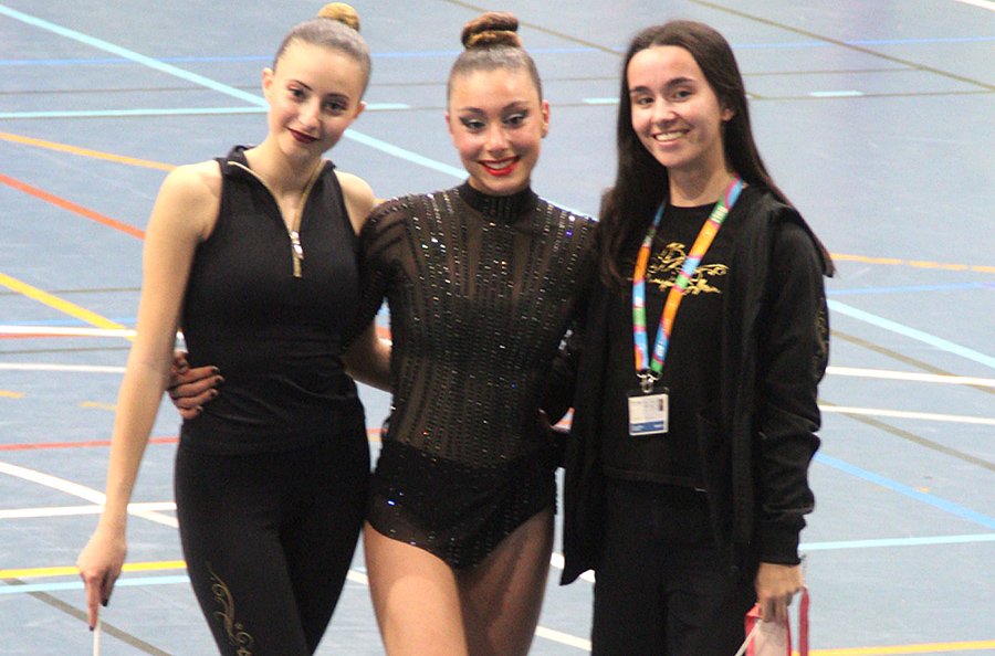 Lia de Botton i Georgina Escabrós amb la seva entrenadora. Eix
