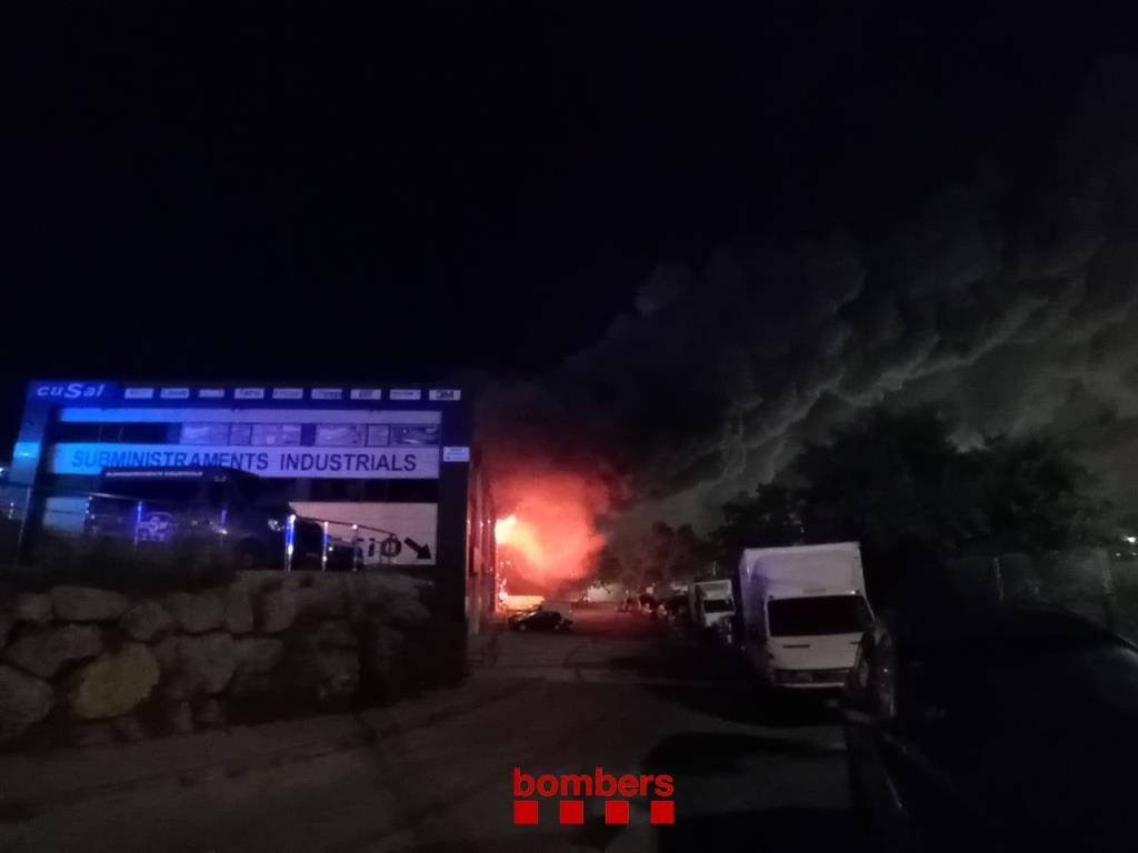 L'incendi de la nau de productes químics de Vilanova i la Geltrú està en fase d'estabilització. Bombers