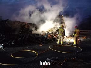 L’incendi d’un camió de taronges talla l’AP-7 al Vendrell en sentit nord i causa retencions. ACN