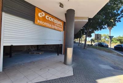 Local de la ronda Ibèrica on ja s’anuncia la propera obertura d’un supermercat Consum. Anteriorment, en aquest mateix local hi havia un Mercadona. Eix