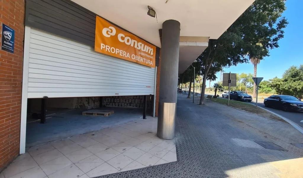 Local de la ronda Ibèrica on ja s’anuncia la propera obertura d’un supermercat Consum. Anteriorment, en aquest mateix local hi havia un Mercadona. Eix