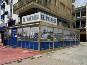 Locals Vius transforma la façana de l’antic restaurant El Vaixell en una exposició que homenatja la Vilanova marinera