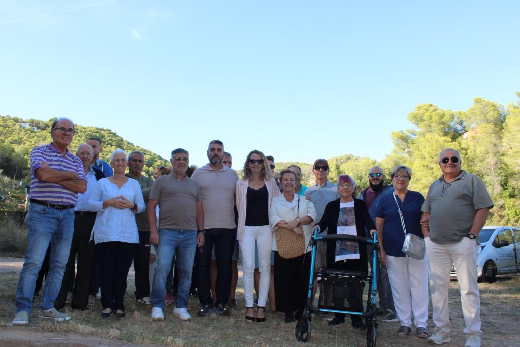 Luis Jiménez amb els veïns de les urbanitzacions El Mirador de Sitges i Les Amèriques. Eix