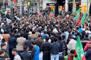 Manifestació contra la repressió al Pakistan a la plaça de Catalunya de Barcelona. ACN