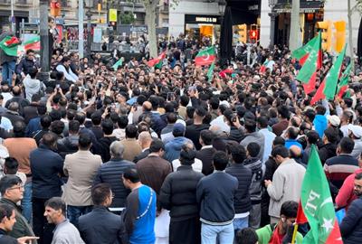 Manifestació contra la repressió al Pakistan a la plaça de Catalunya de Barcelona. ACN