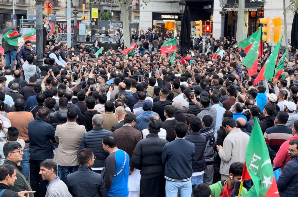 Manifestació contra la repressió al Pakistan a la plaça de Catalunya de Barcelona. ACN