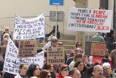 Els usuaris de Rodalies porten la seva indignació al carrer i clamen per un servei “digne”. Joan Grífols
