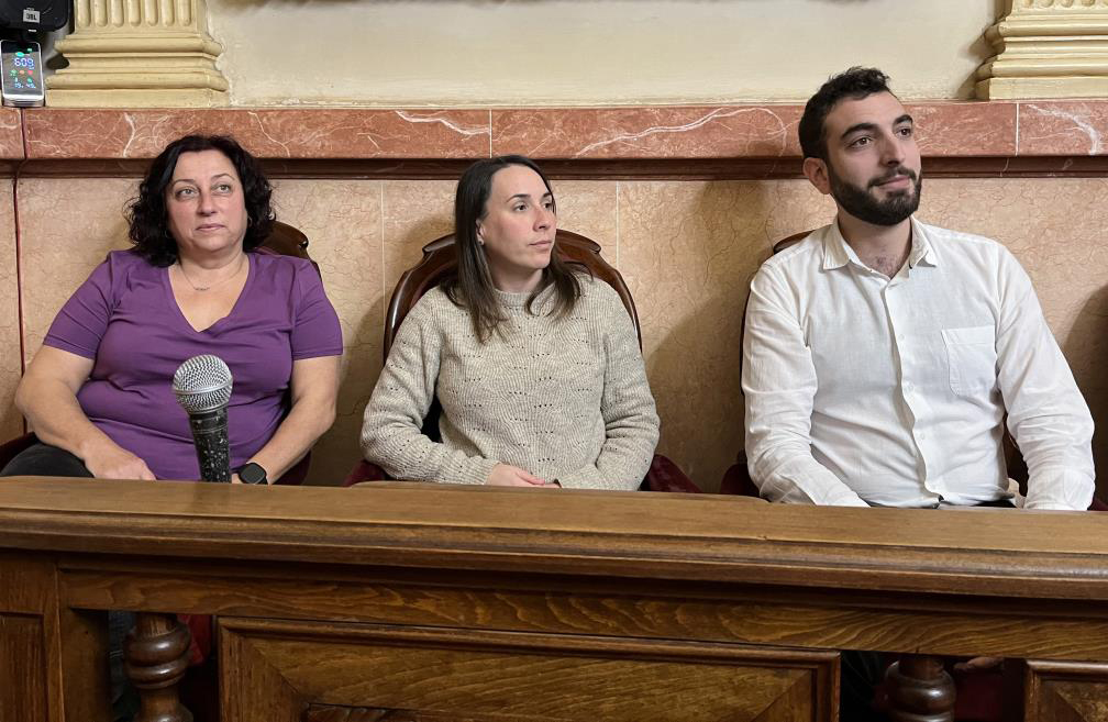 Maria Luz Roca, Sílvia Fernández i Marc Segarra, regidors de Transformem Vilanova al ple municipal. Eix