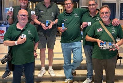 Membres de l'associació amb les medalles que van aconseguir. 