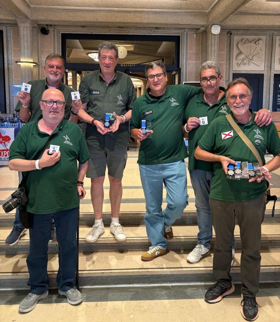 Membres de l'associació amb les medalles que van aconseguir. 