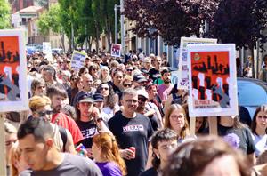 Més de 300 persones es manifesten pels carrers de Piera en defensa de la convivència i en contra dels 