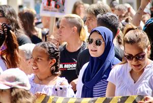 Més de 300 persones es manifesten pels carrers de Piera en defensa de la convivència i en contra dels 