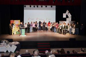 Més de 300 persones omplen el Teatre Joan Colet de Calafell en la presentació d'Un tast de records, receptes des del cor'. EIX