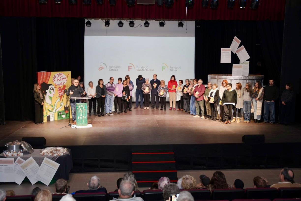 Més de 300 persones omplen el Teatre Joan Colet de Calafell en la presentació d'Un tast de records, receptes des del cor'. EIX