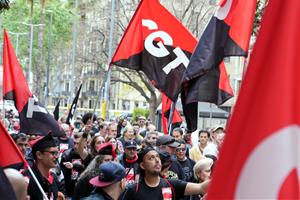 Més de 500 persones de la CGT Barcelona es manifesten amb el lema 'Lluitem per tenir futur'. ACN