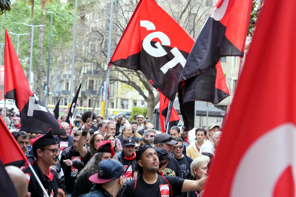 Més de 500 persones de la CGT Barcelona es manifesten amb el lema 'Lluitem per tenir futur'. ACN