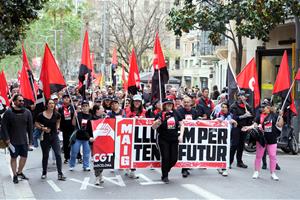 Més de 500 persones de la CGT Barcelona es manifesten amb el lema 'Lluitem per tenir futur'