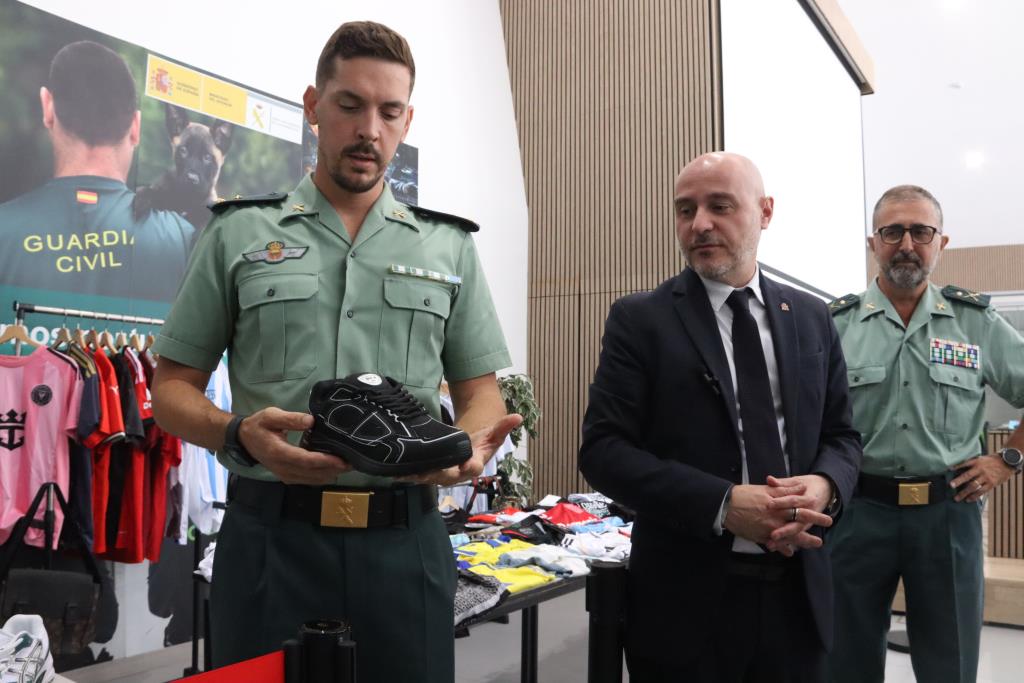 Mig centenar d'operacions contra el top manta des de l'abril intervenen 139.000 productes, valorats en 26 milions. ACN
