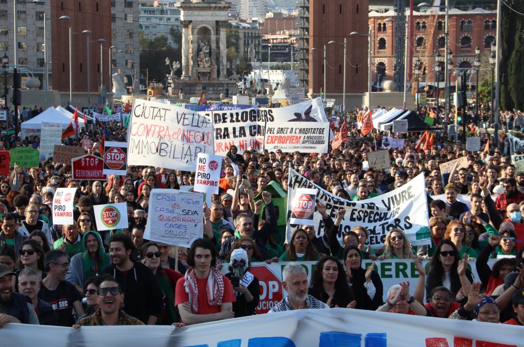 Milers de llogaters surten al carrer a Barcelona contra el preu de l'habitatge. ACN