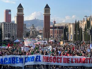 Milers de llogaters surten al carrer a Barcelona contra el preu de l'habitatge