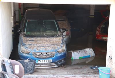 Neteja intensa a carrers i baixos de Cubelles mentre l'Ajuntament estudia demanar la declaració de zona catastròfica. ACN