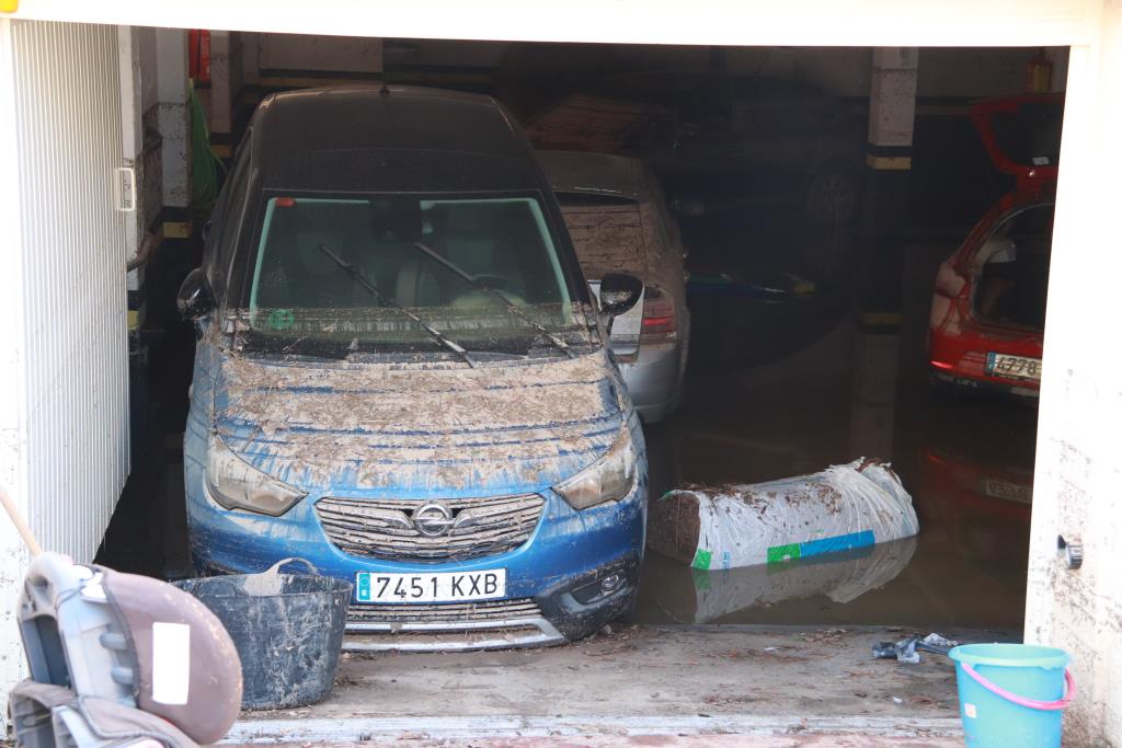 Neteja intensa a carrers i baixos de Cubelles mentre l'Ajuntament estudia demanar la declaració de zona catastròfica. ACN