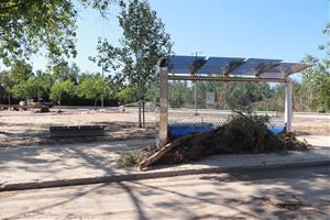 Neteja intensa a carrers i baixos de Cubelles mentre l'Ajuntament estudia demanar la declaració de zona catastròfica