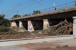 Neteja intensa a carrers i baixos de Cubelles mentre l'Ajuntament estudia demanar la declaració de zona catastròfica