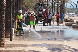 Neteja intensa a carrers i baixos de Cubelles mentre l'Ajuntament estudia demanar la declaració de zona catastròfica