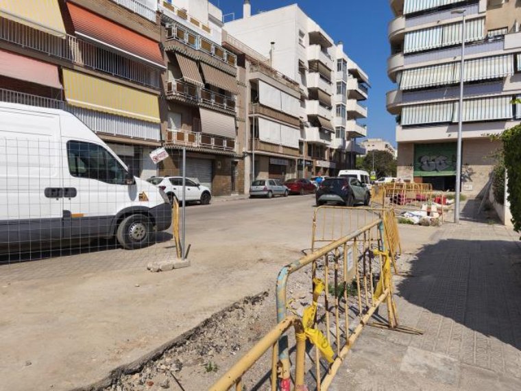 Nou espai públic al carrer del Greco amb més vorera, arbrat i zones d’ombra. Ajuntament de Vilanova