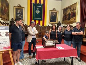 Nou vilafranquins viuran la Festa Major des del balcó de la Casa de la Vila. Ajuntament de Vilafranca