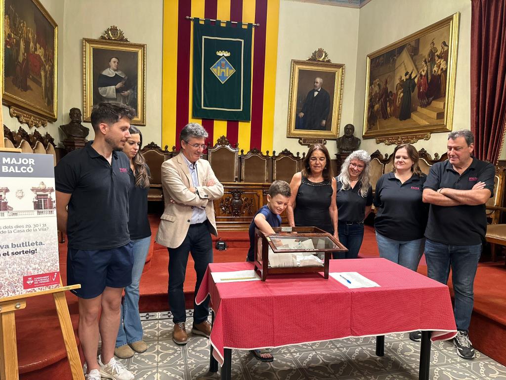 Nou vilafranquins viuran la Festa Major des del balcó de la Casa de la Vila. Ajuntament de Vilafranca