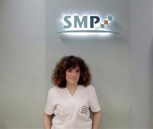 Núria Sánchez, pionera en estètica oncològica a Vilanova i la Geltrú, ajuda els pacients a cuidar la pell i la imatge durant el tractament. EIX