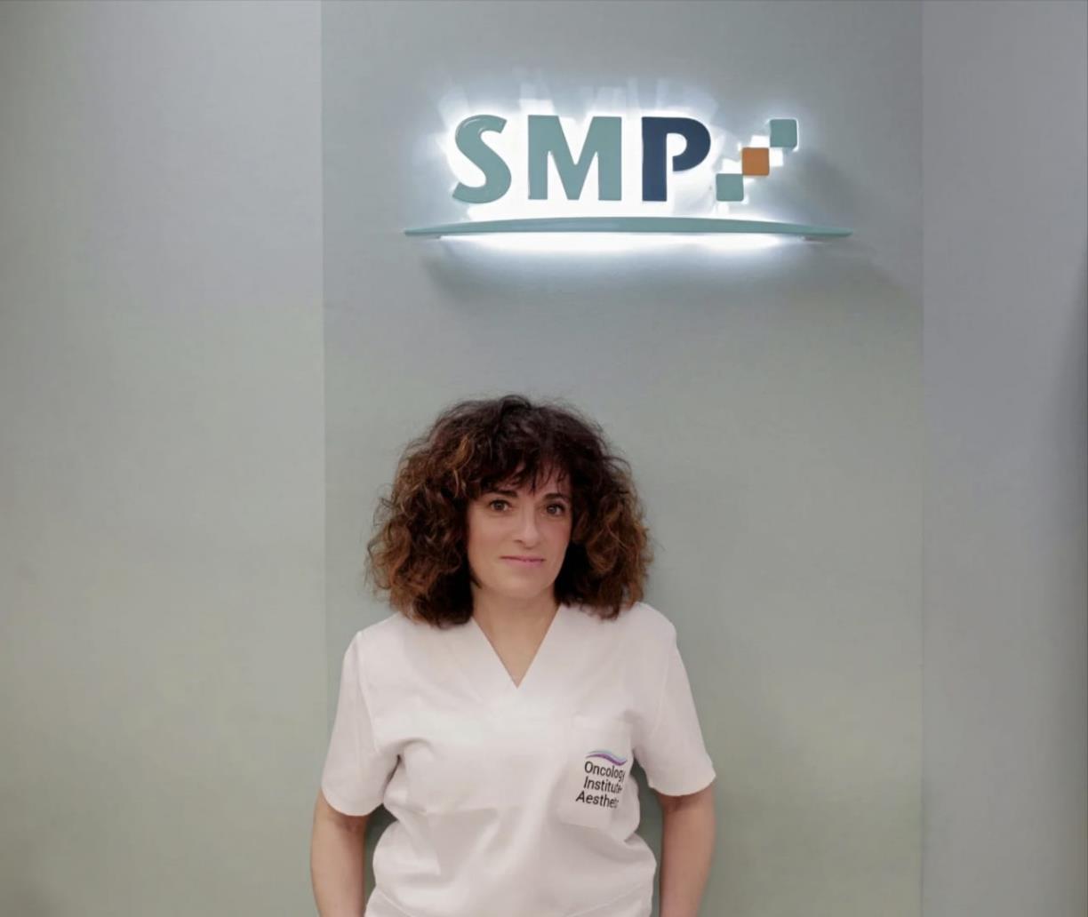 Núria Sánchez, pionera en estètica oncològica a Vilanova i la Geltrú, ajuda els pacients a cuidar la pell i la imatge durant el tractament. EIX