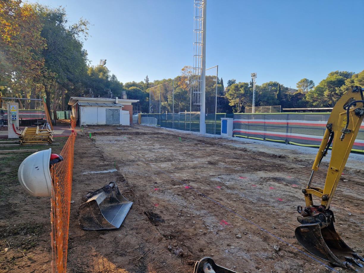 Obres al camp de futbol municipal Aitana Bonmatí Conca. Ajt. Sant Pere de Ribes