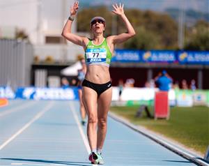 Olga Cabrera campiona d’Espanya màster W50 de 5 km marxa en pista. Eix