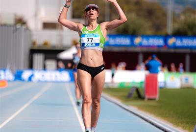 Olga Cabrera campiona d’Espanya màster W50 de 5 km marxa en pista. Eix