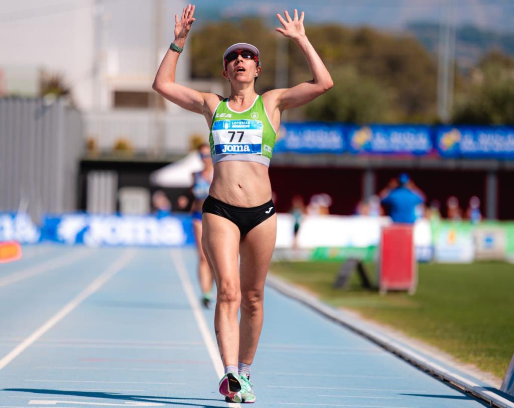 Olga Cabrera campiona d’Espanya màster W50 de 5 km marxa en pista. Eix