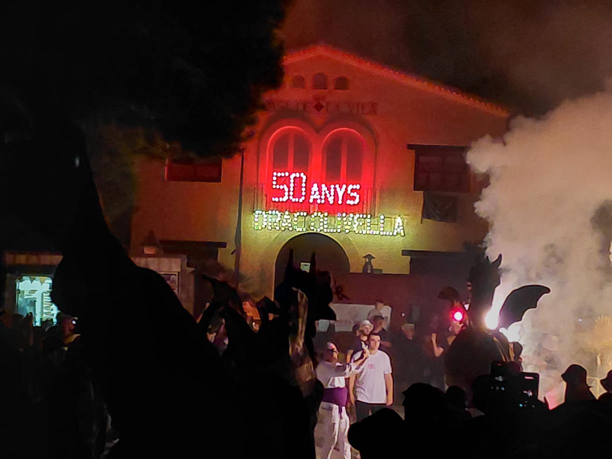 Olivella celebra el 50è aniversari del Drac amb la Trobada de Dracs Històrics del Garraf. Ajuntament d'Olivella
